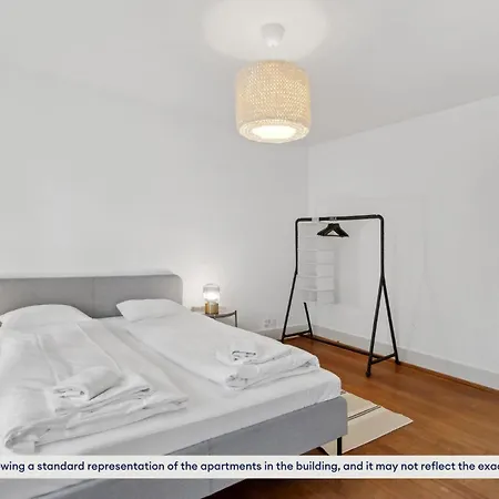 Contemporary Comfort: 2-bedroom, Two-floor Escape Appartamento