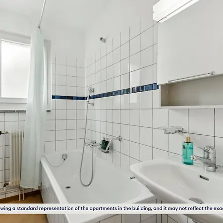 Contemporary Comfort: 2-bedroom, Two-floor Escape Appartamento