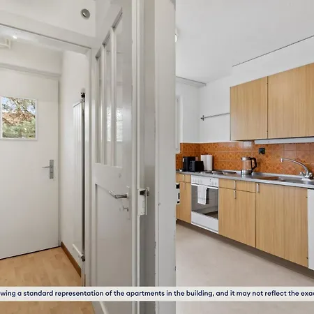 Contemporary Comfort: 2-bedroom, Two-floor Escape Appartamento