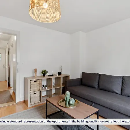 Contemporary Comfort: 2-bedroom, Two-floor Escape زيورخ